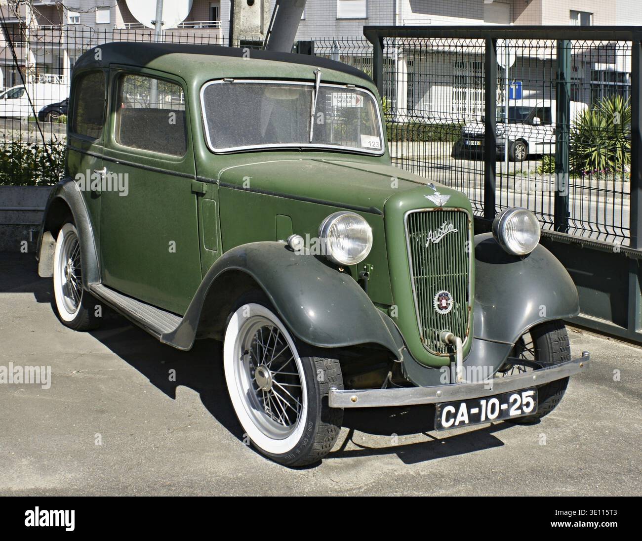 Il classico Austin Seven Ruby verde, parcheggiato su una strada, mostra il suo fascino e il suo design vintage Foto Stock