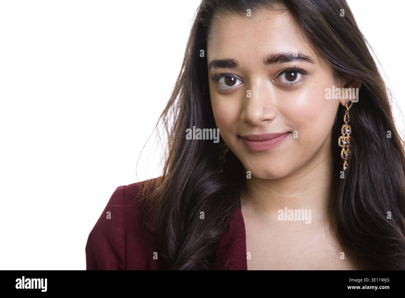 Chiusura del giovane bella imprenditrice Indiani isolati contro uno sfondo bianco Foto Stock