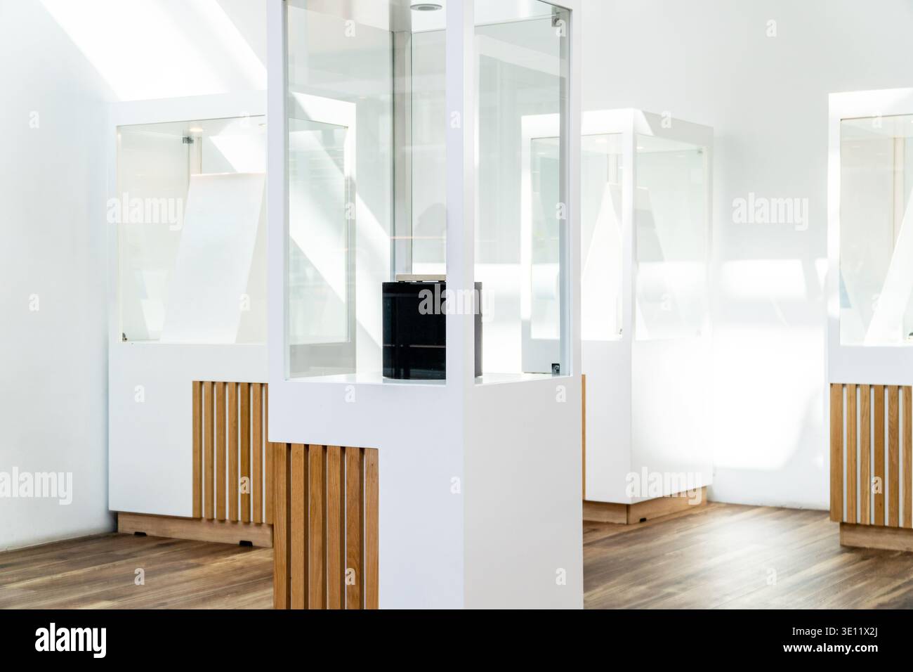 Mockup minimalista con piedistallo in vetro per opere d'arte, gioielli o sculture Foto Stock