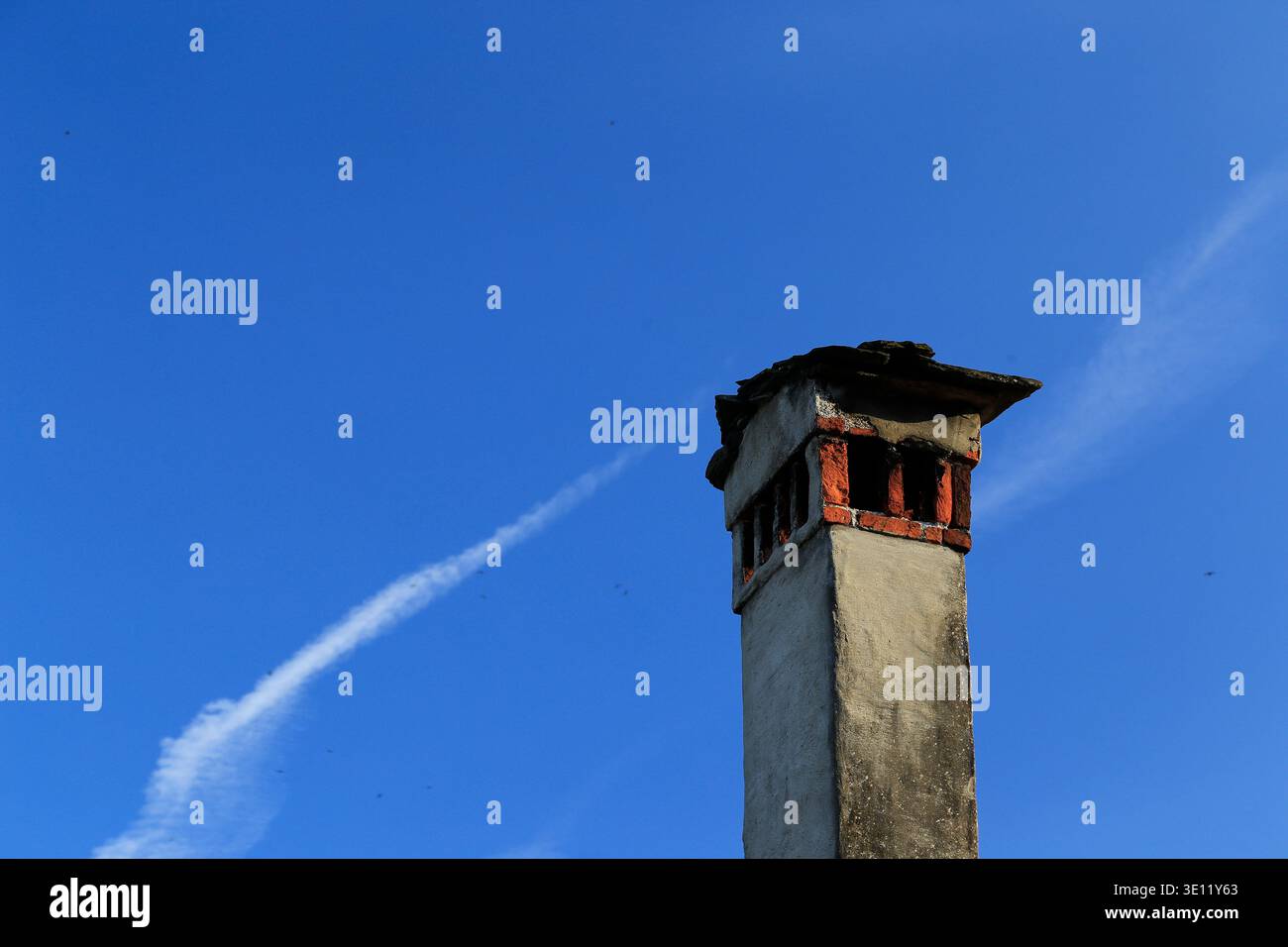 Skyline di Laveno, antico camino italiano contro un cielo azzurro, Lago maggiore, Piemonte, Italia. Foto Stock