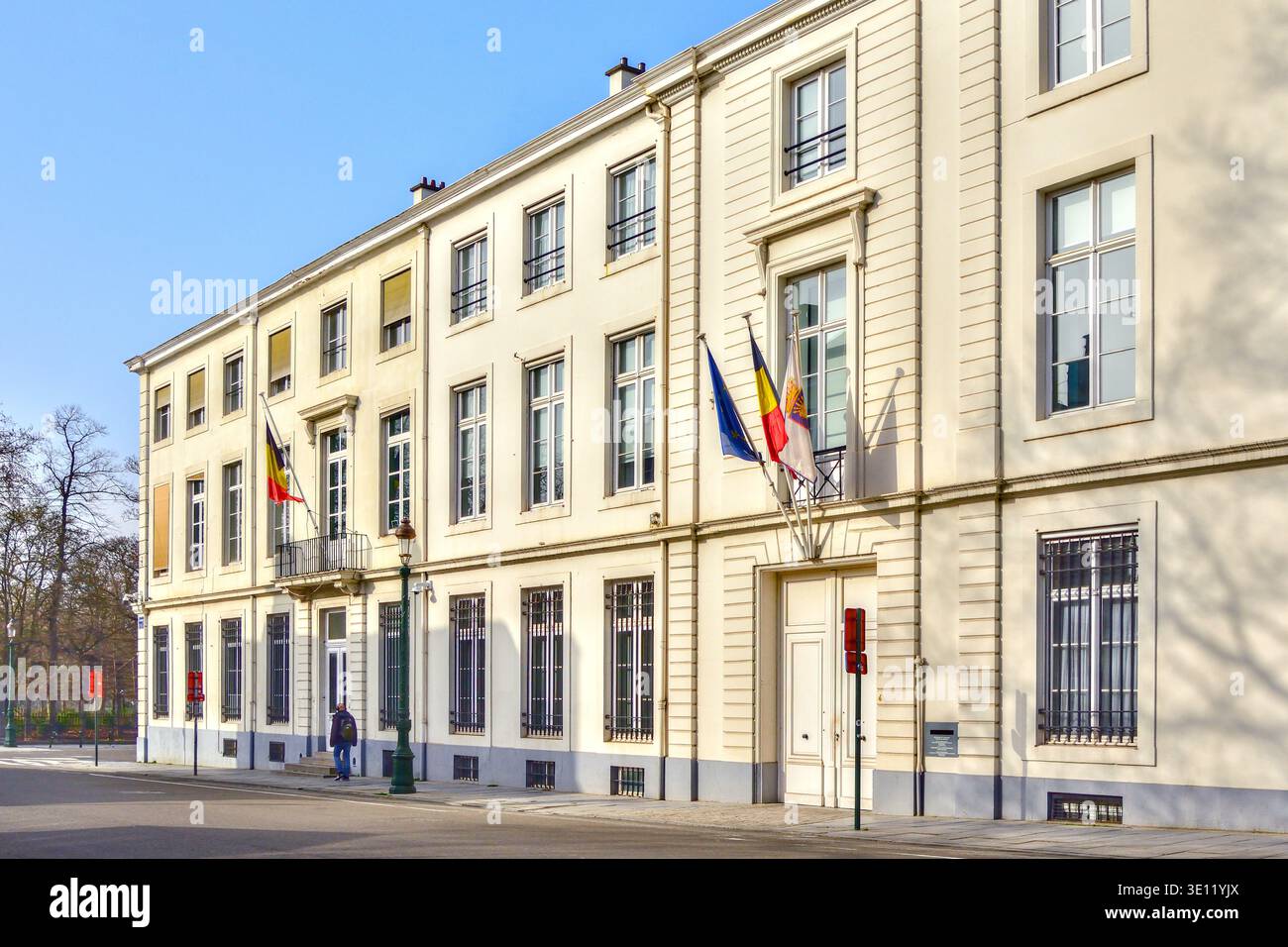 Facciata classica di un edificio governativo in Rue Lambermont - Bruxelles, Belgio. Foto Stock