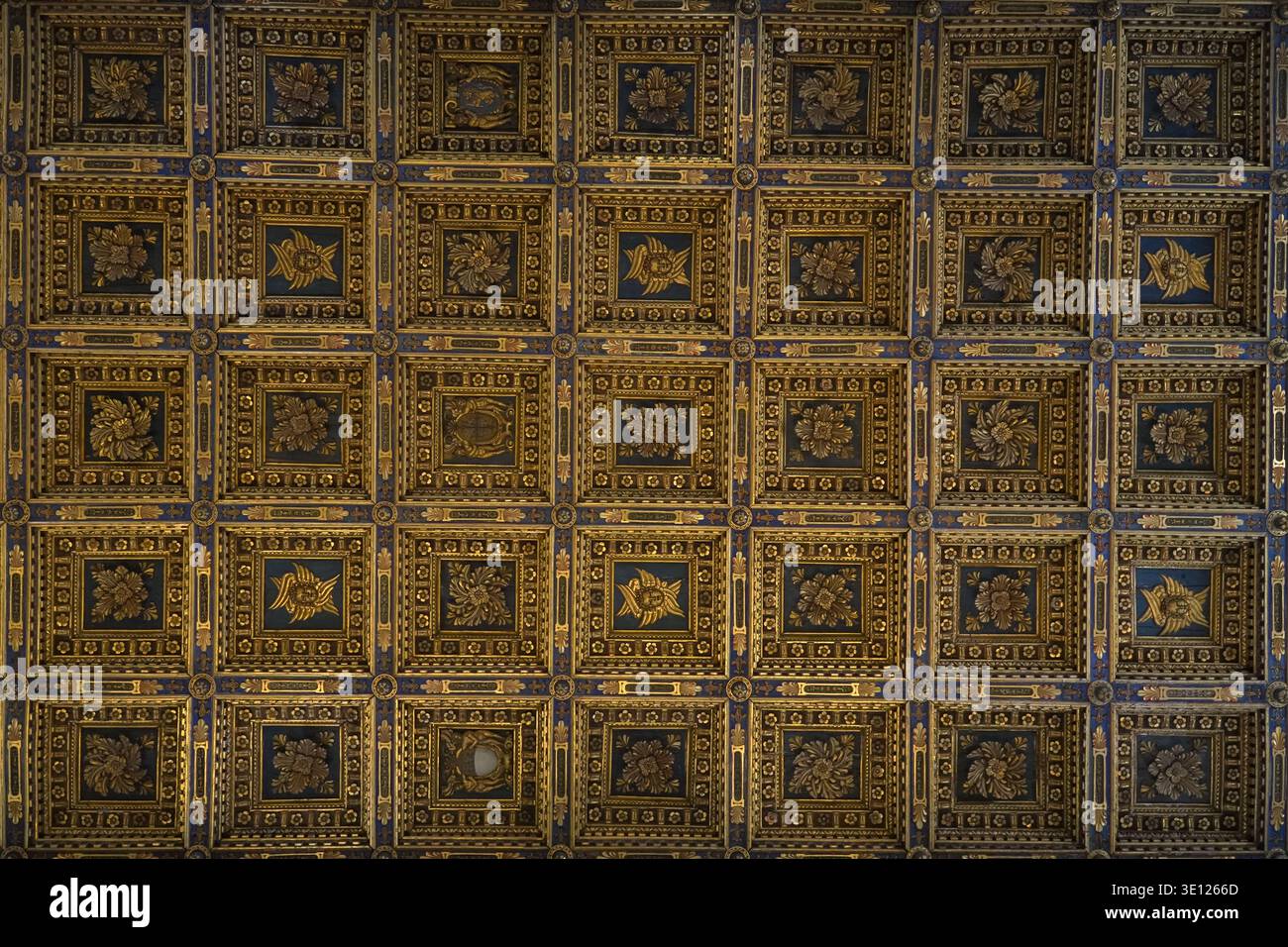 Duomo di Pisa soffitto a cassettoni decorato, interno della cattedrale di Pisa. Capolavoro romanico in legno con foglie d'oro e dettagli blu scuro. Foto Stock