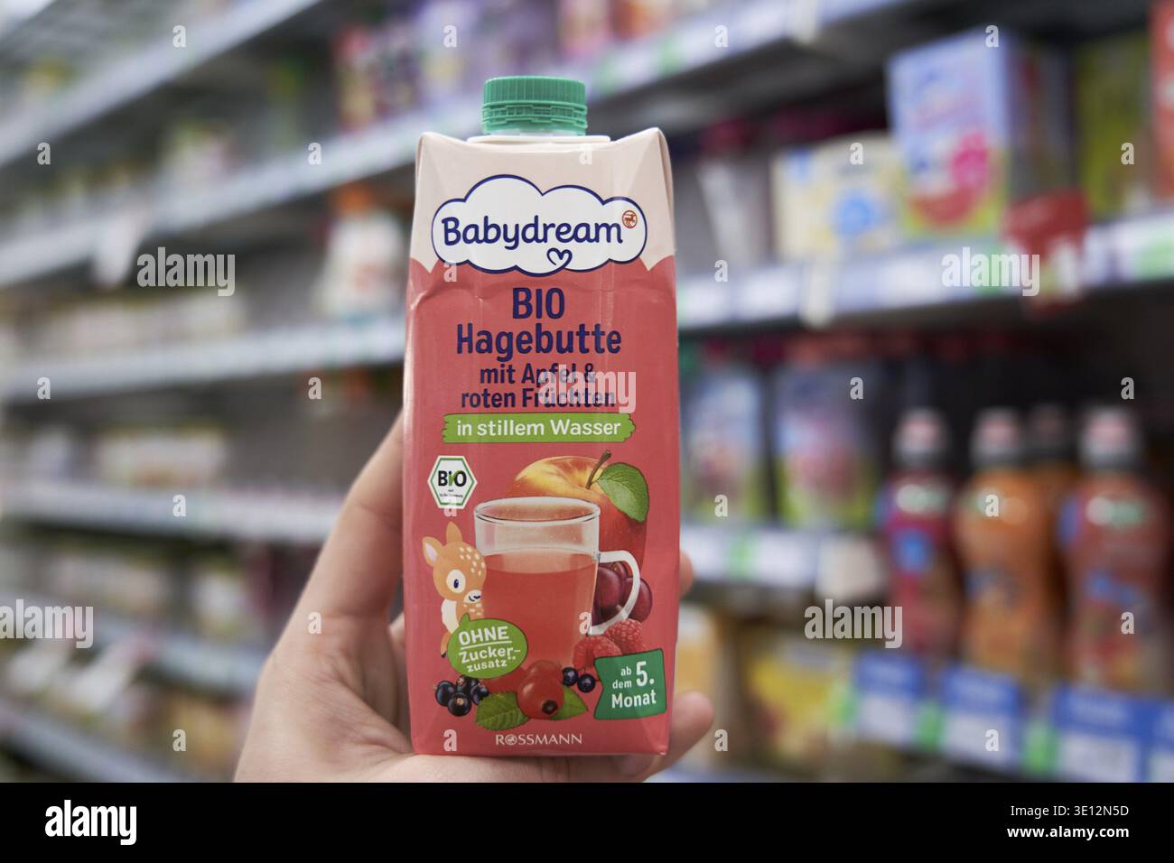 Rosa hip Babydream biologica con mela e frutti rossi sullo scaffale del supermercato in cartone rosso, tetra pak, bevanda, biologico, biologico, shopping, nel Rossm Foto Stock