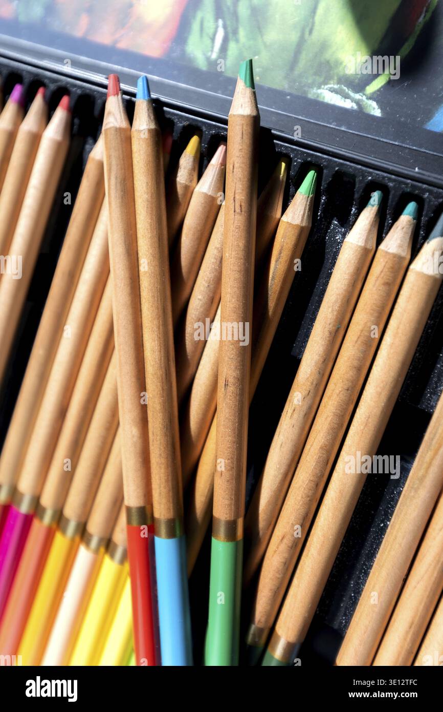 Set di matite colorate pronte per disegnare gli artisti in una scatola di metallo Foto Stock