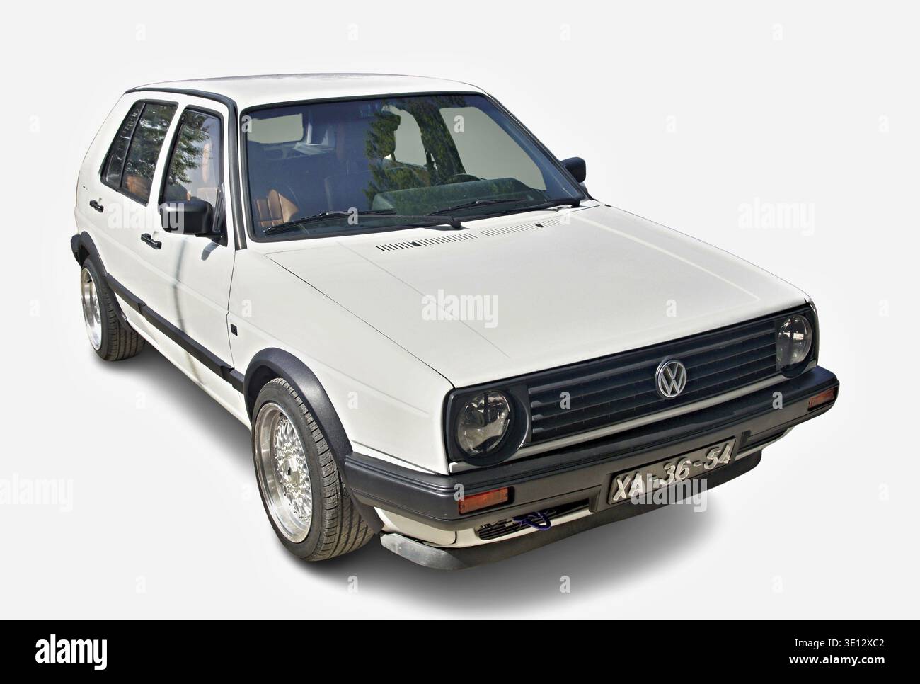 Classico Volkswagen Golf bianco in posa su sfondo bianco, che mostra il suo design iconico Foto Stock