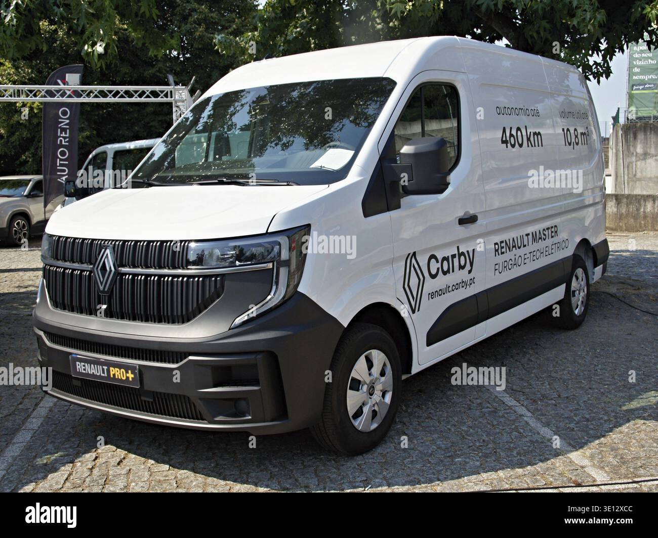 Furgone elettrico bianco Renault Master e-Tech parcheggiato presso una concessionaria, che mostra la sua gamma e il suo vano di carico Foto Stock