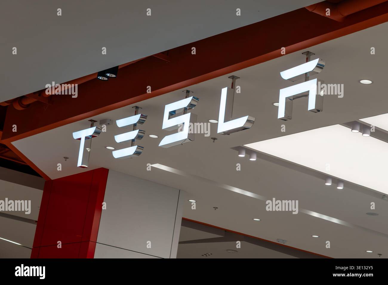 Il primo piano del logo Tesla è visibile in uno showroom di Bangkok, Thailandia, il 1° marzo 2026 Foto Stock