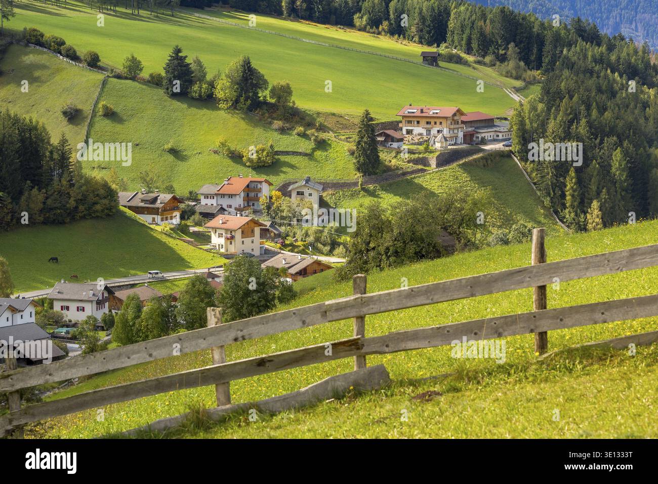 Dolomiti, Italia. Vista panoramica aerea di Santa Maddalena o del villaggio di Santa Maddalena in estate Foto Stock