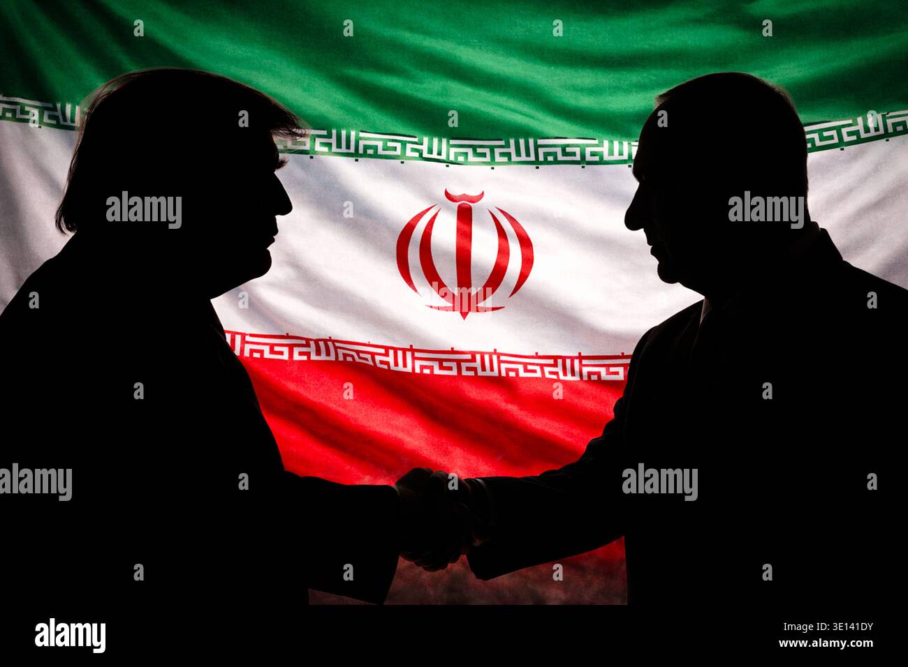 Profili sagomati di Donald Trump e Benjamin Netanyahu che stringono la mano contro una bandiera iraniana a tutto campo, simboleggiando la strategia geopolitica Foto Stock
