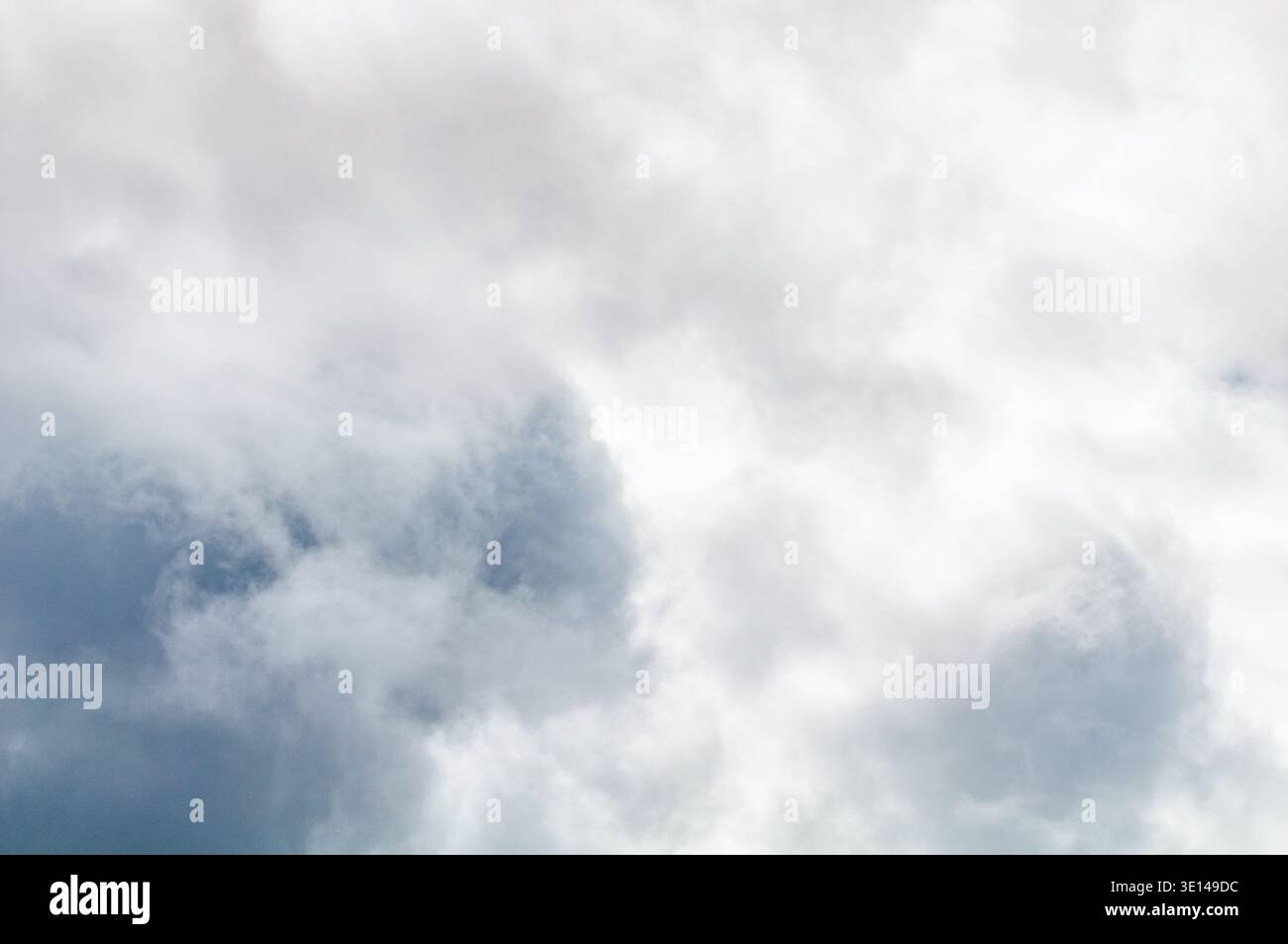 Cielo soffice e nuvoloso con nuvole ricoperte di luce e sfumature blu Foto Stock