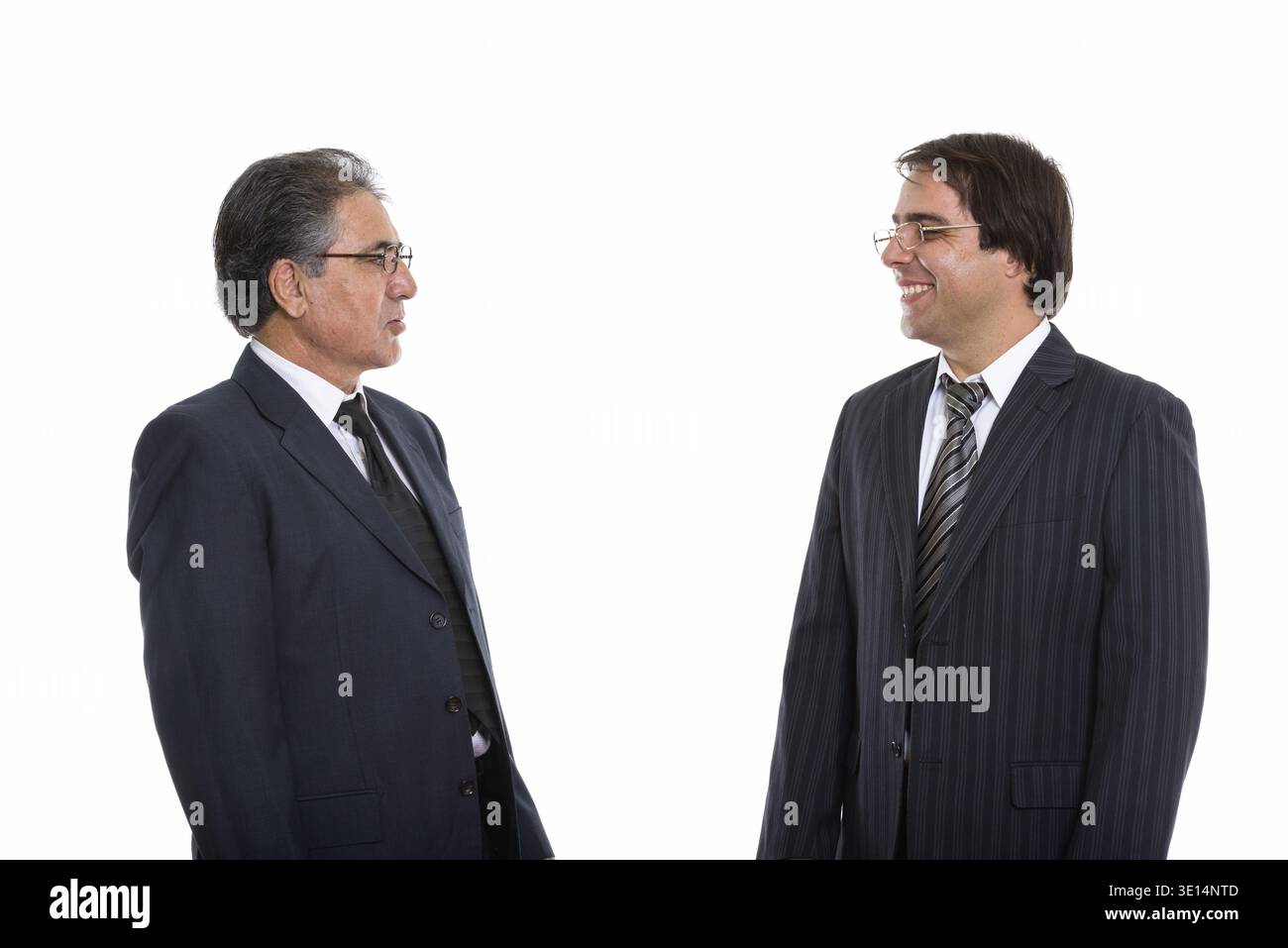 Vista di profilo di felice giovani e senior imprenditore persiano sorridente Foto Stock