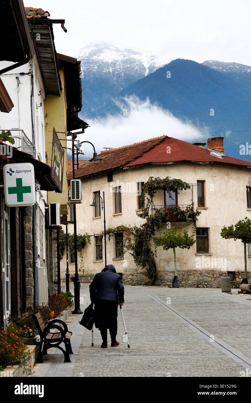 Mountain Village Street con Pedestrian e Snow Cops Foto Stock