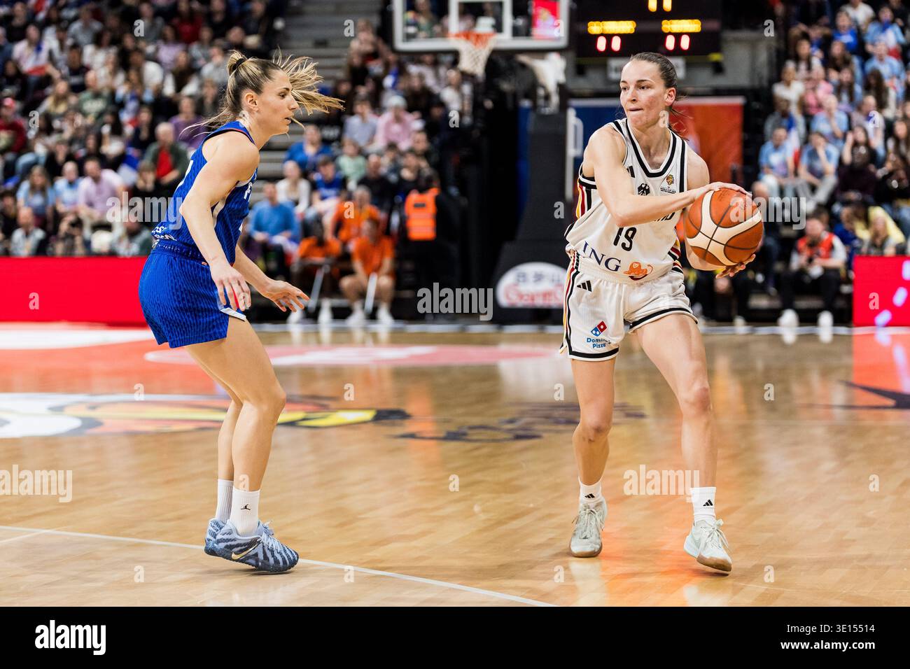 LIONE-VILLEURBANNE, FRANCIA - 14 MARZO: Britta Daub (Germania, 19) controlla la palla contro Romane Bernies (Francia, 47) durante la partita di qualificazione ai Mondiali femminili FIBA tra Germania (GER) e Francia (fra) ad Astroballe il giorno 3 del Torneo di qualificazione ai Mondiali femminili FIBA il 14 marzo 2026 a Lione-Villeurbanne, Francia. Foto Stock