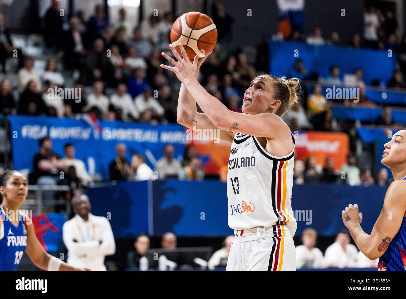 LIONE-VILLEURBANNE, FRANCIA - 14 MARZO: Leonie Fiebich (Germania, 13) spara la palla durante la partita di qualificazione ai Mondiali di calcio femminile FIBA tra Germania (GER) e Francia (fra) ad Astroballe il giorno 3 del Torneo di qualificazione ai Mondiali femminili FIBA il 14 marzo 2026 a Lione-Villeurbanne, Francia. Foto Stock