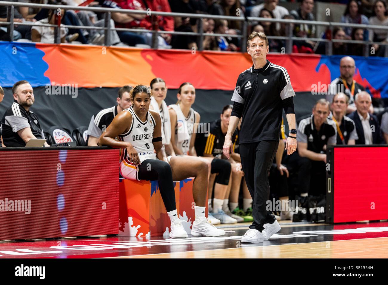 LIONE-VILLEURBANNE, FRANCIA - 14 MARZO: OLAF Lange (capo allenatore Germania) durante la partita di qualificazione ai Mondiali di calcio femminile FIBA tra Germania (GER) e Francia (fra) ad Astroballe il giorno 3 del Torneo di qualificazione ai Mondiali femminili FIBA il 14 marzo 2026 a Lione-Villeurbanne, Francia. Foto Stock