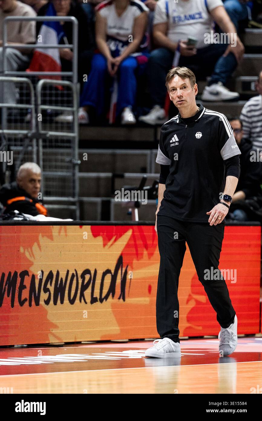 LIONE-VILLEURBANNE, FRANCIA - 14 MARZO: OLAF Lange (capo allenatore Germania) durante la partita di qualificazione ai Mondiali di calcio femminile FIBA tra Germania (GER) e Francia (fra) ad Astroballe il giorno 3 del Torneo di qualificazione ai Mondiali femminili FIBA il 14 marzo 2026 a Lione-Villeurbanne, Francia. Foto Stock