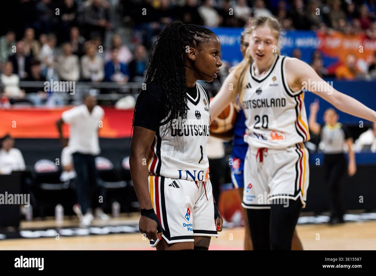 LIONE-VILLEURBANNE, FRANCIA - 14 MARZO: Alexis Peterson (Germania, 1) durante la partita di qualificazione ai Mondiali di calcio femminile FIBA tra Germania (GER) e Francia (fra) ad Astroballe il giorno 3 del Torneo di qualificazione ai Mondiali femminili FIBA il 14 marzo 2026 a Lione-Villeurbanne, Francia. Foto Stock