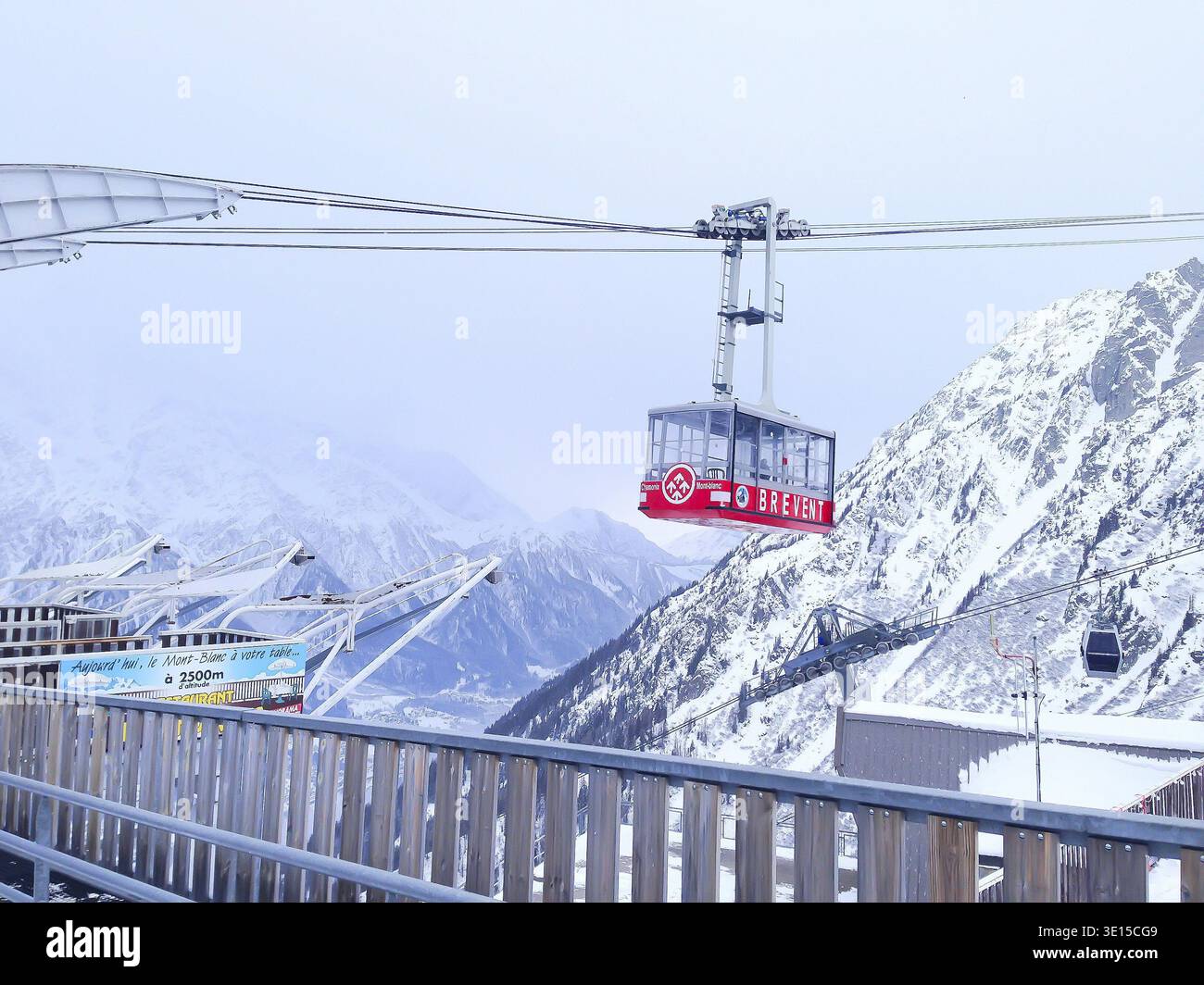 Chamonix, Francia - 26 Gennaio 2015: Brevent cavo rosso auto in zona di montagna di Chamonix, Francia Foto Stock