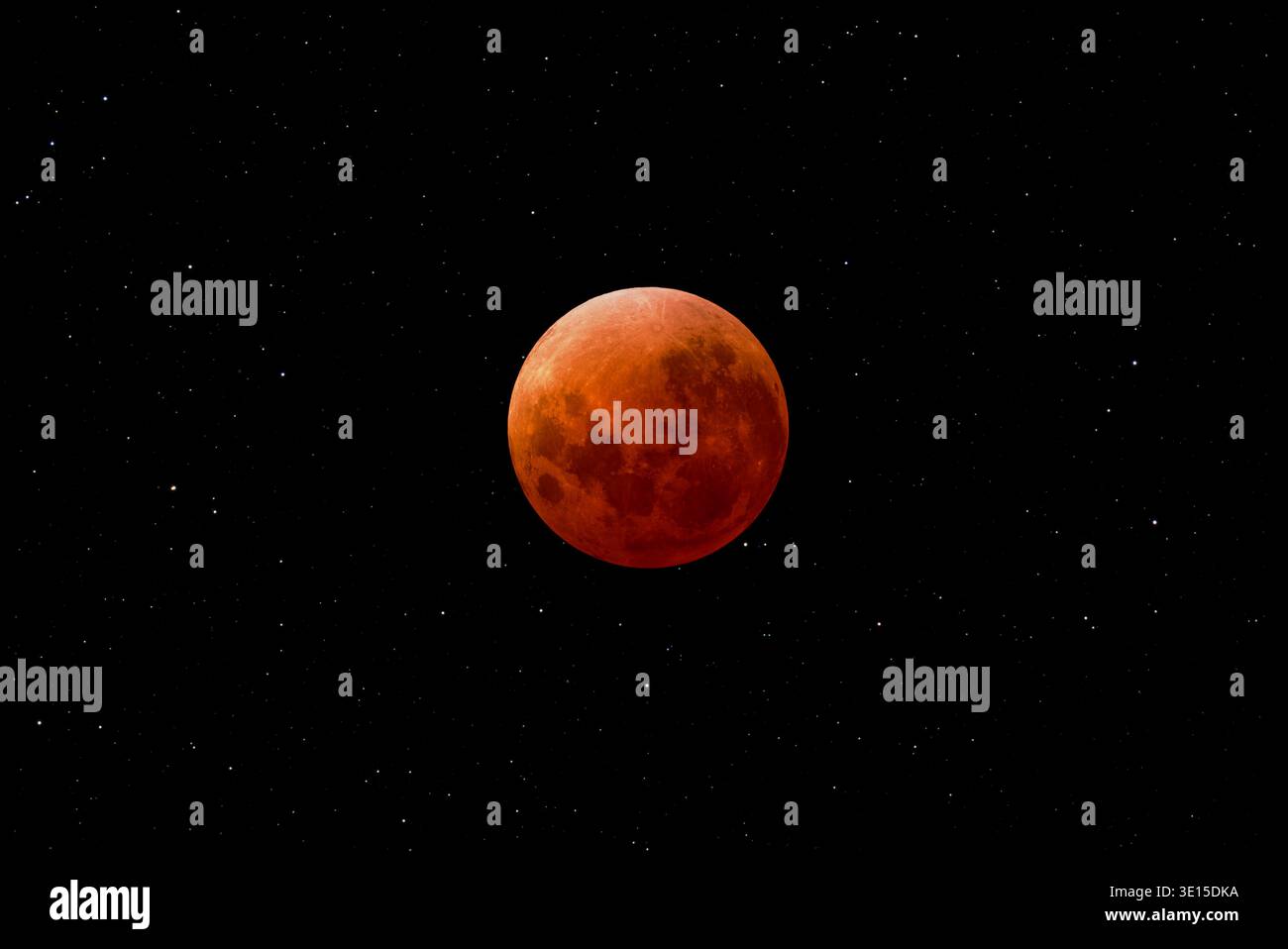 Eclissi lunare totale del 3-4 marzo 2026, vista dall'emisfero del Sud. Composto di due esposizioni, una per il disco lunare eclissato e un'altra Foto Stock