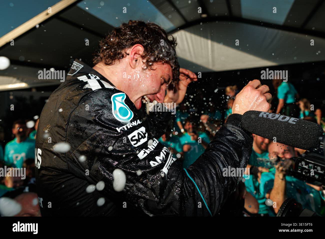 Albert Park, 08 marzo 2026: Kimi Antonelli (ITA) di Mercedes celebra il suo podio con il team durante il Gran Premio d'Australia di Formula 1 2026. Foto Stock