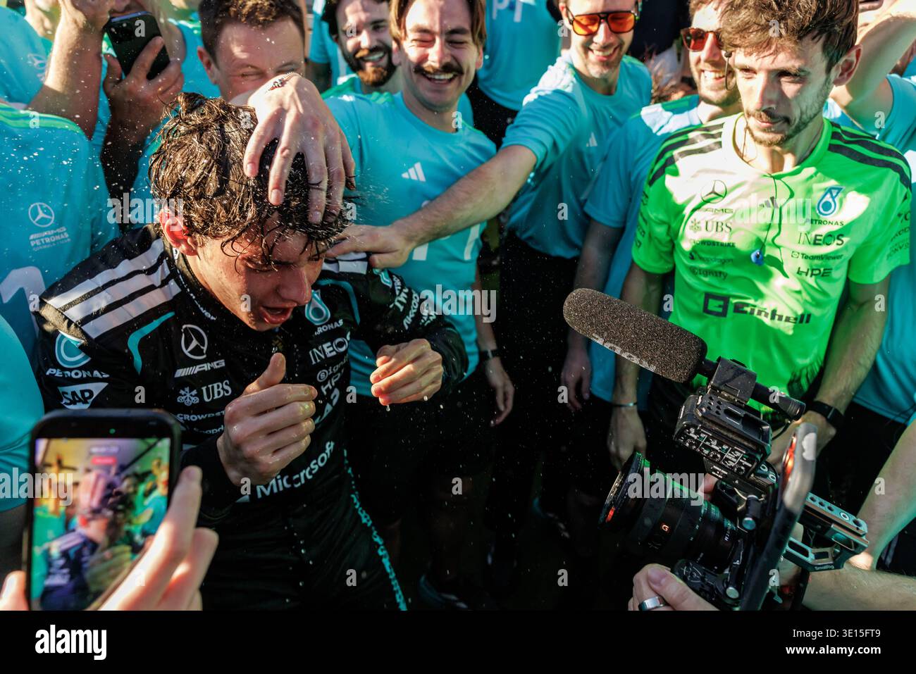 Albert Park, 08 marzo 2026: Kimi Antonelli (ITA) di Mercedes celebra il suo podio con il team durante il Gran Premio d'Australia di Formula 1 2026. Foto Stock
