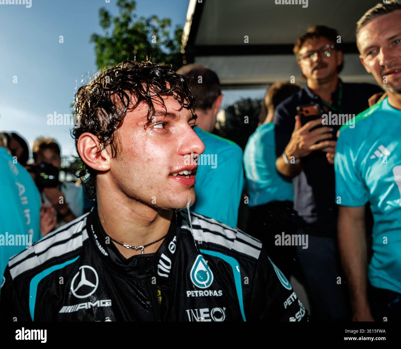 Albert Park, 08 marzo 2026: Kimi Antonelli (ITA) di Mercedes celebra il suo podio con il team durante il Gran Premio d'Australia di Formula 1 2026. Foto Stock