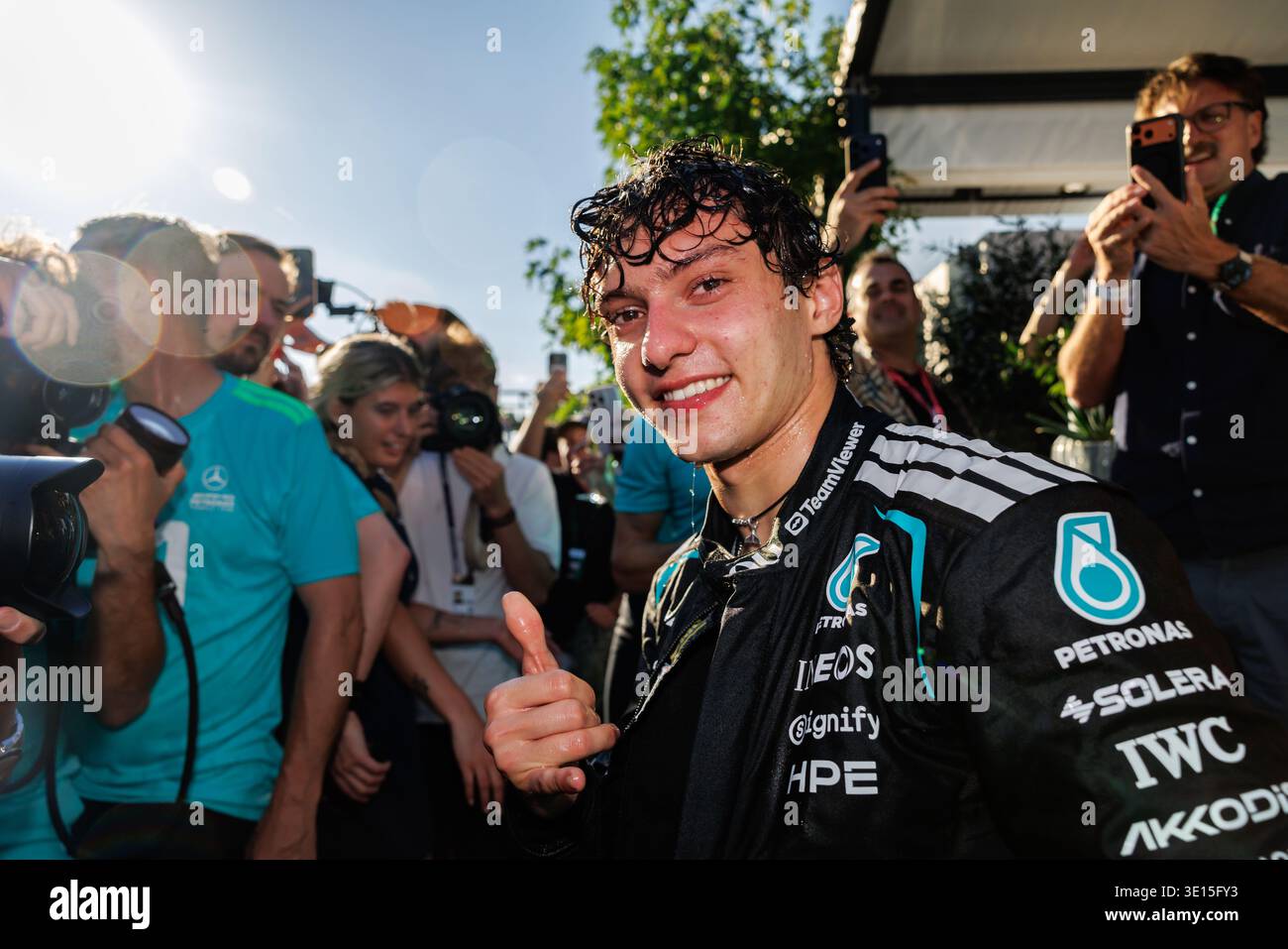 Albert Park, 08 marzo 2026: Kimi Antonelli (ITA) di Mercedes celebra il suo podio con il team durante il Gran Premio d'Australia di Formula 1 2026. Foto Stock
