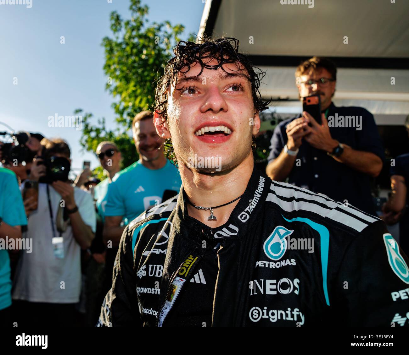 Albert Park, 08 marzo 2026: Kimi Antonelli (ITA) di Mercedes celebra il suo podio con il team durante il Gran Premio d'Australia di Formula 1 2026. Foto Stock