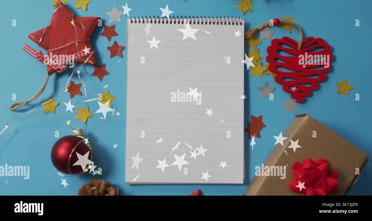 Video verticale: Accensione delle luci delle fate, blocco note a spirale in attesa dell'elenco dei regali natalizi su carta ciano Foto Stock