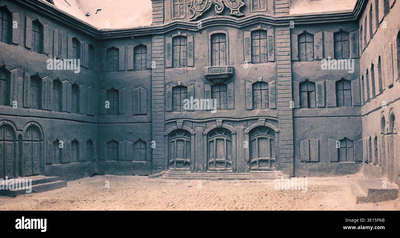 Scultura di sabbia di un edificio storico in uno spazio pubblico durante un pomeriggio di sole in una città costiera Foto Stock