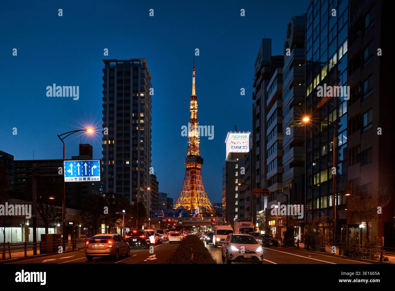 Il traffico si sposta verso la Tokyo Tower di notte. Foto Stock