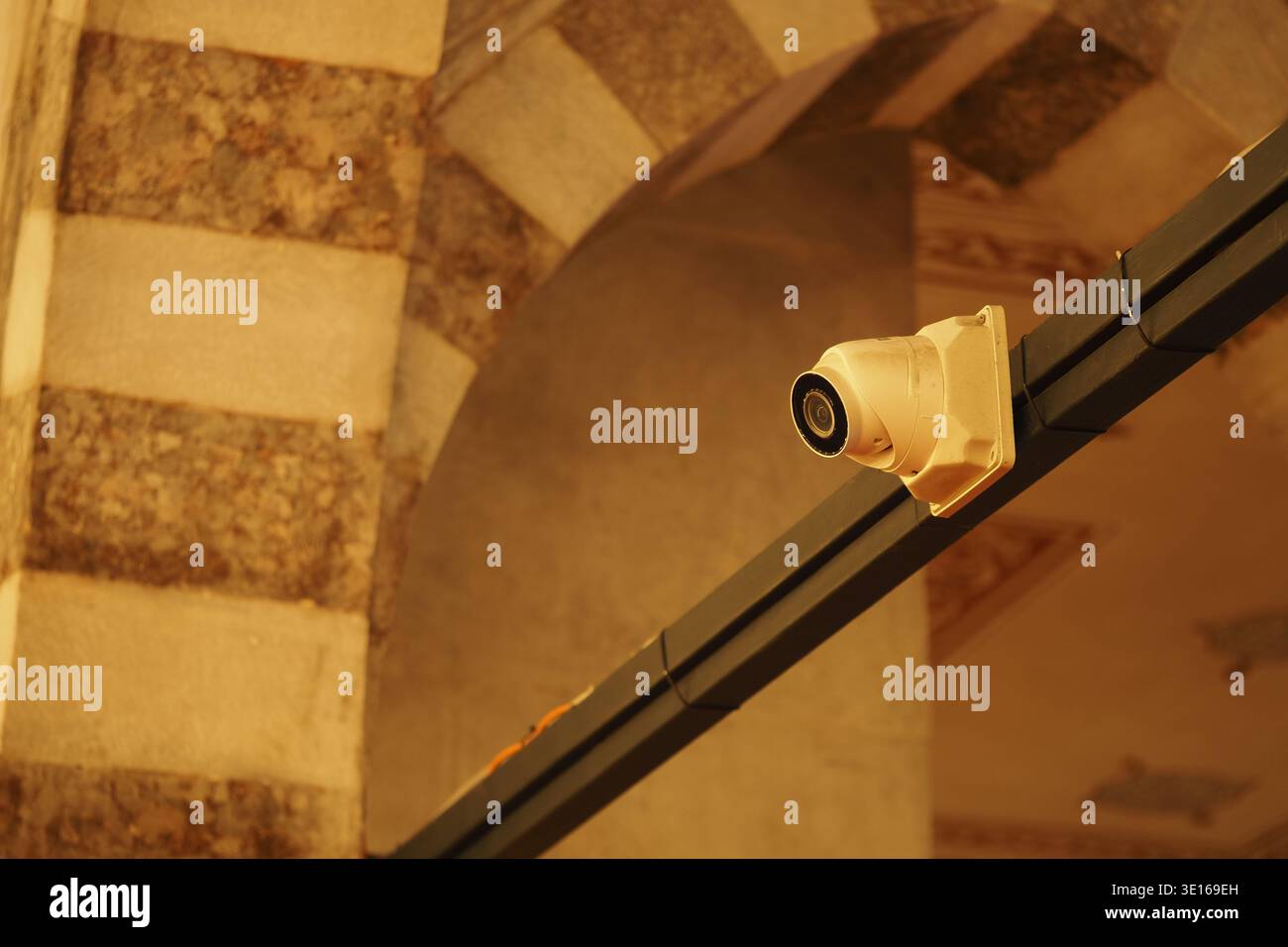 La telecamera è montata sul soffitto di un edificio Foto Stock