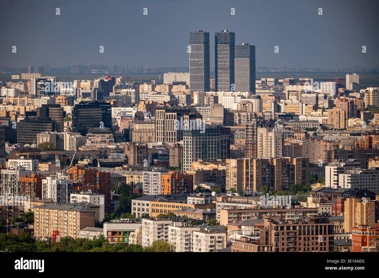 Vista aerea del paesaggio urbano di Mosca che mostra l'architettura urbana moderna e tradizionale Foto Stock