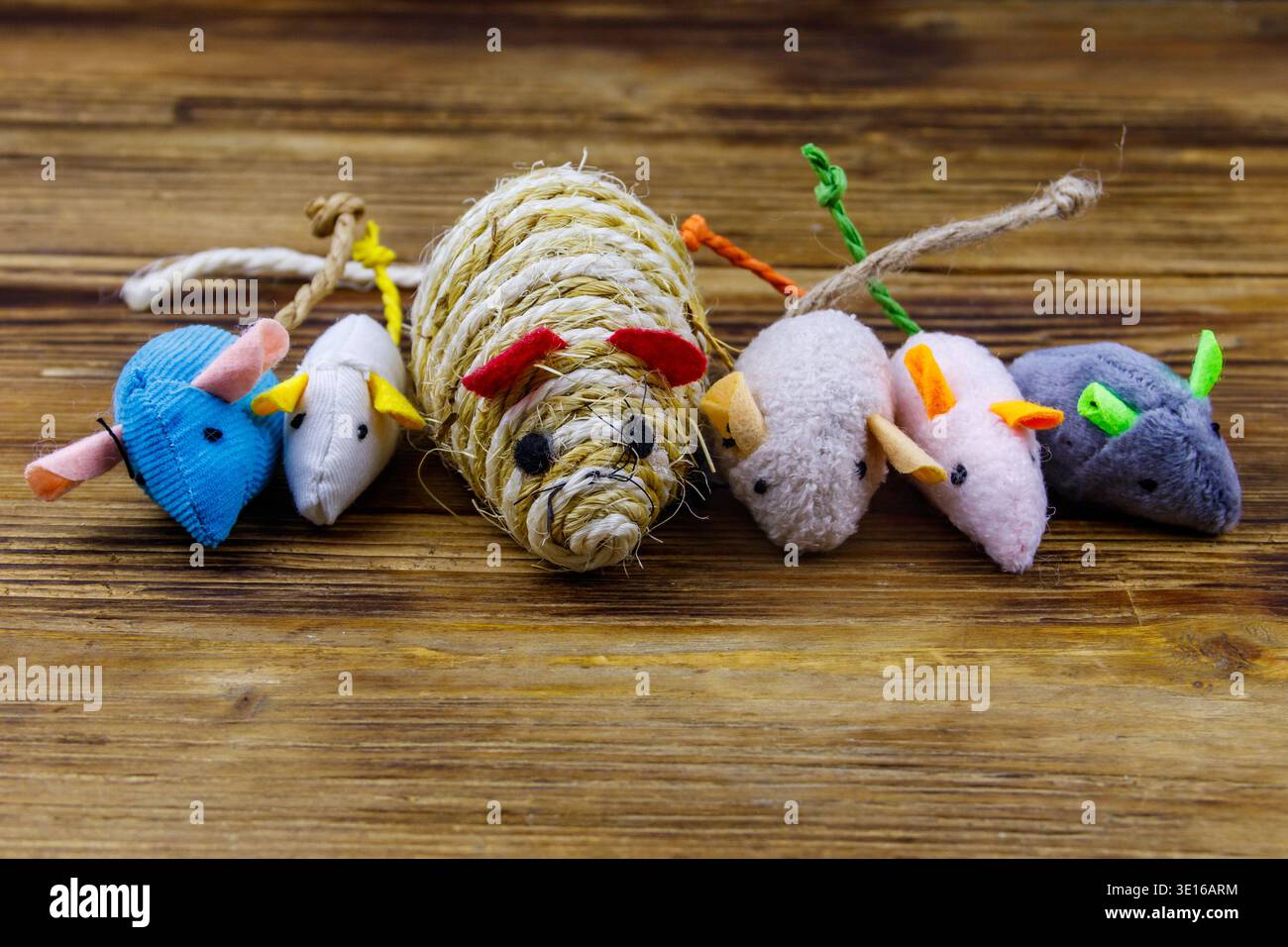 Set di bocche giocattoli per gatto su sfondo in legno Foto Stock