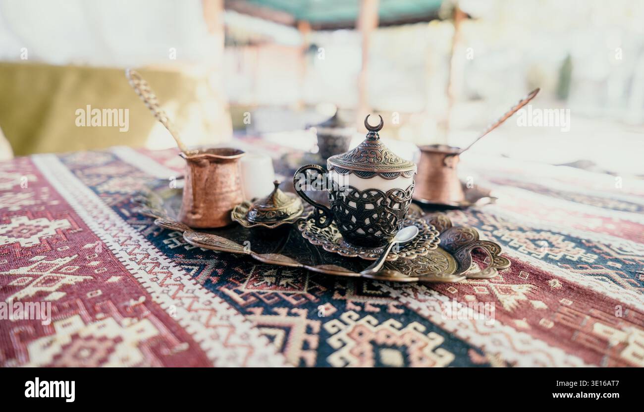 Caffè turco su tovaglia decorata Foto Stock