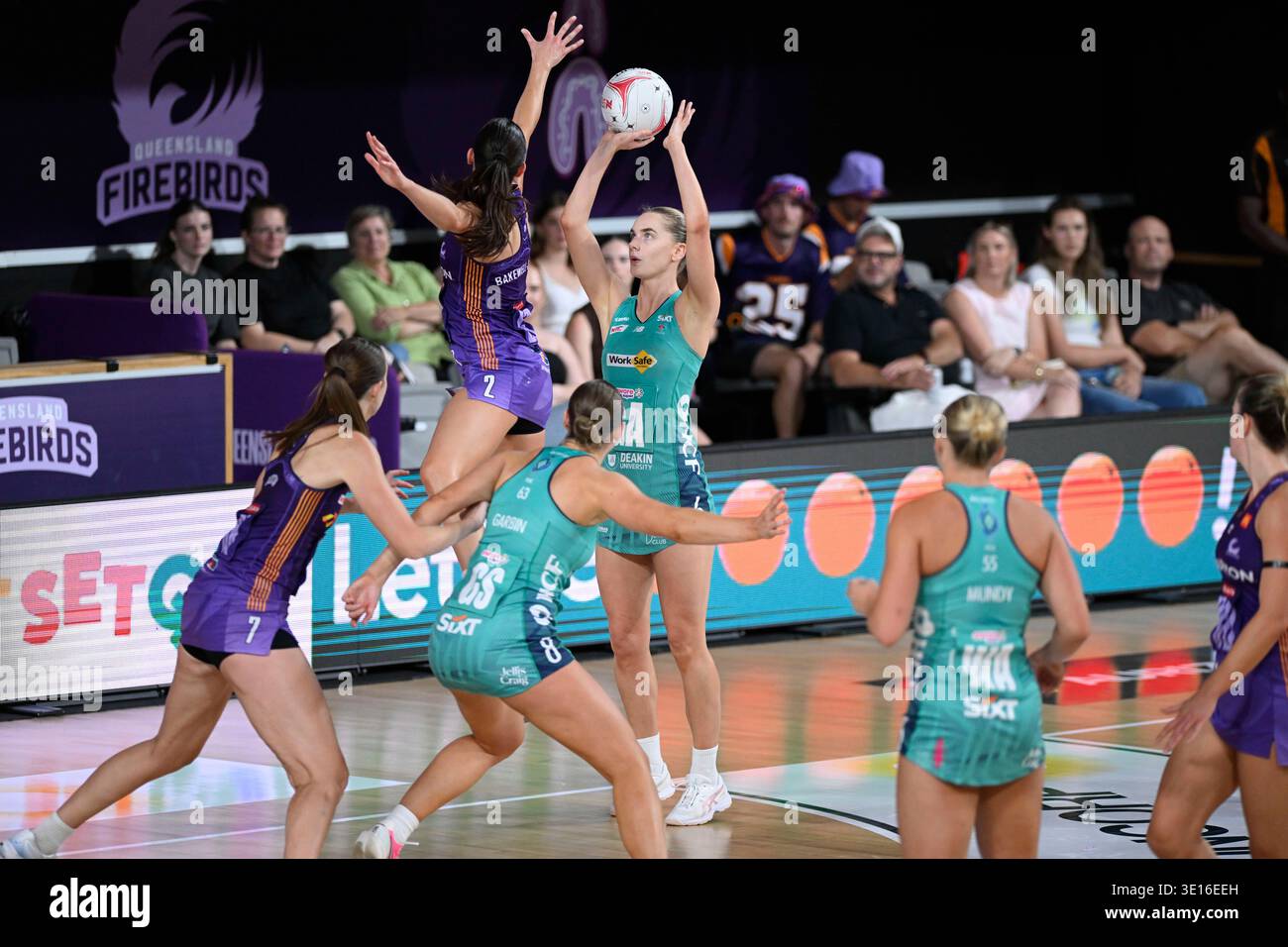 Nissan Arena, Brisbane, Queensland Australia. 15 marzo 2026. Suncorp Super Netball, Queensland Firebirds contro Melbourne Vixens; Kiera Austin dei Melbourne Vixens si prepara a sparare mentre Ruby Bakewell-Doran dei Queensland Firebirds difende Credit: Action Plus Sports/Alamy Live News Foto Stock