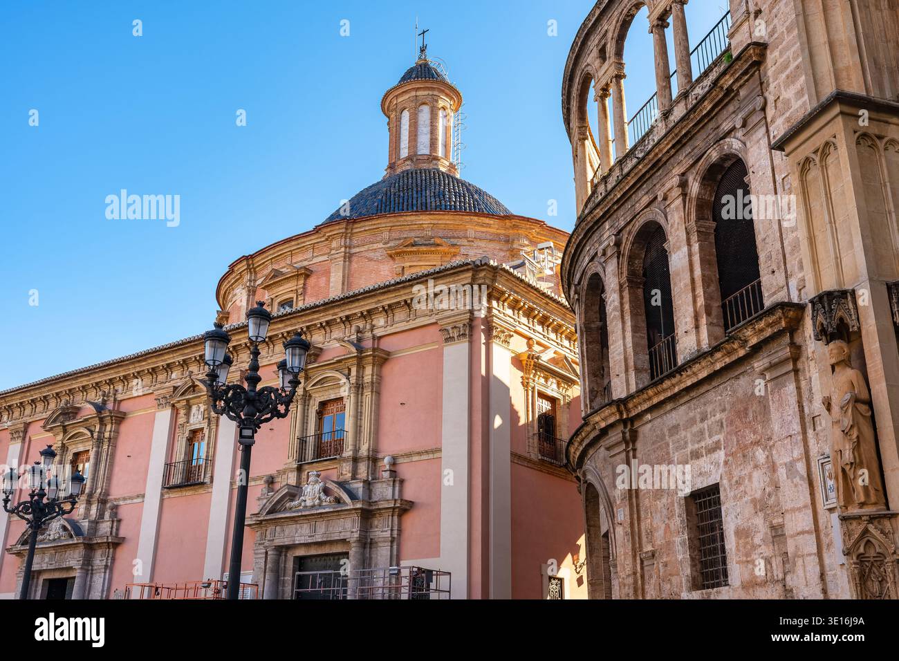 Edifici monumentali con cupole nel centro storico di Valencia, Spagna. Foto Stock