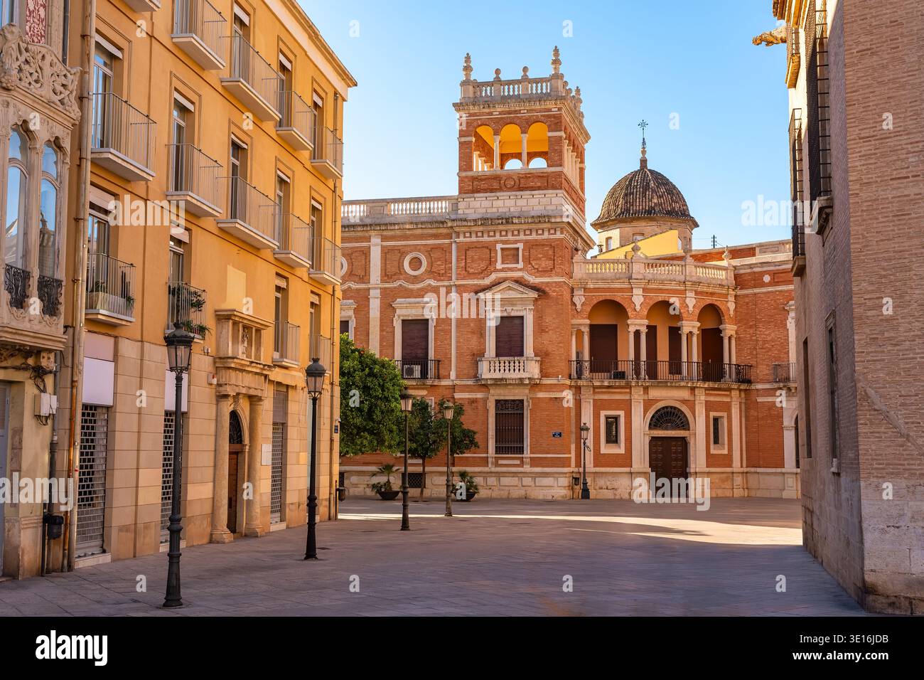 Edifici dell'arcidiocesi della città monumentale di Valencia nel suo centro storico, la Spagna. Foto Stock