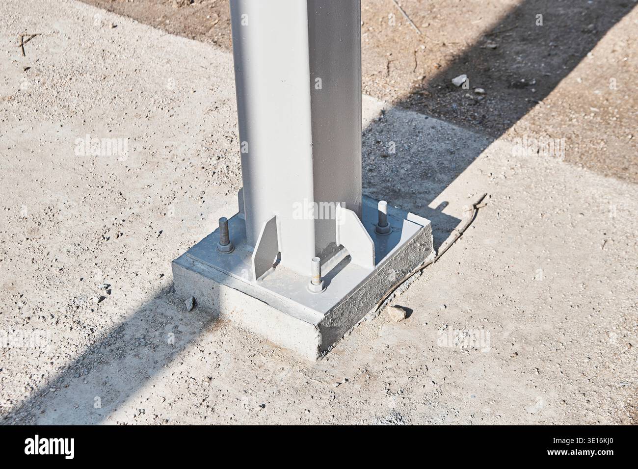 Base colonna ancorata a una lastra di cemento. Foto Stock