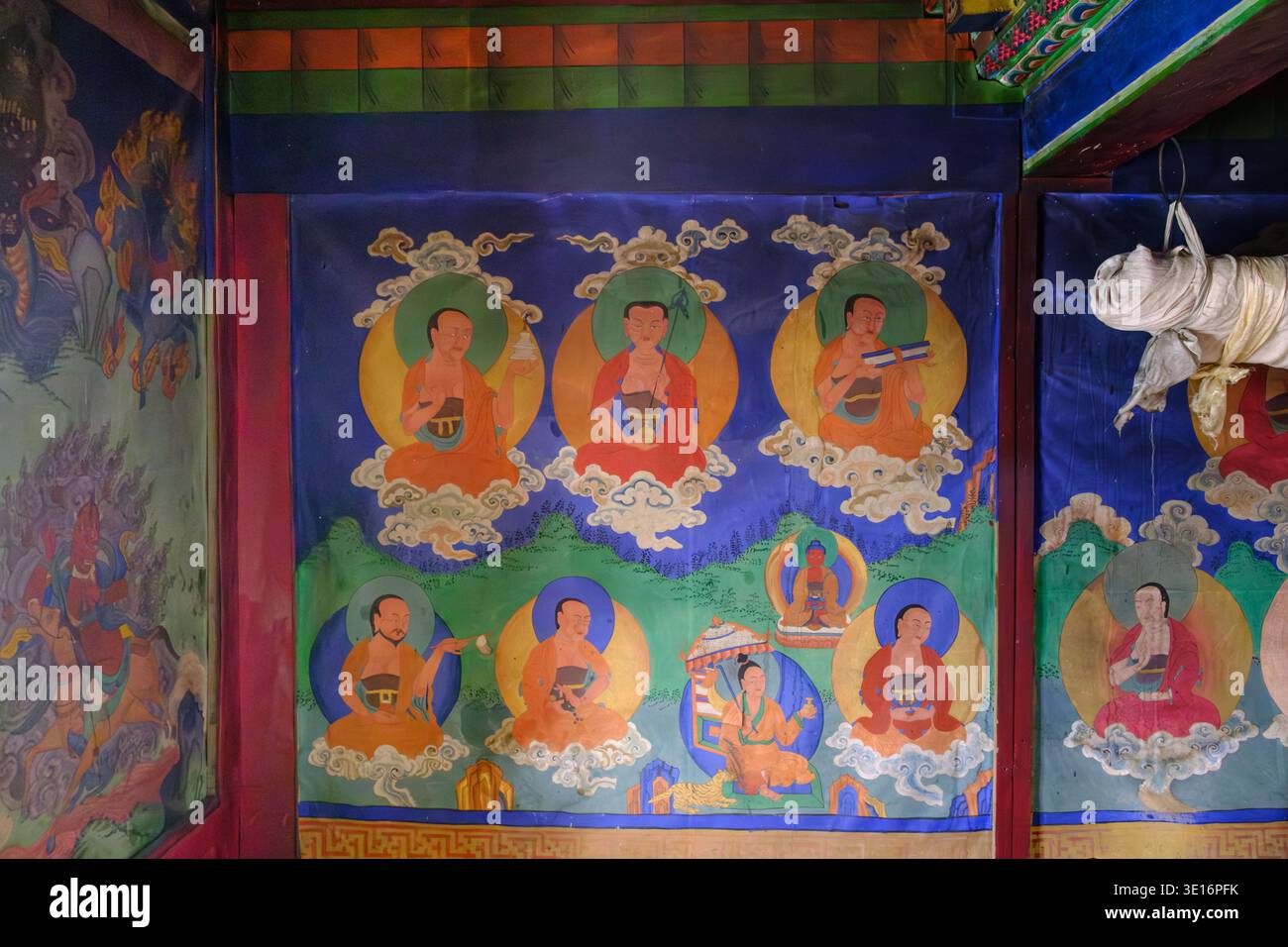 Questa immagine è un dipinto Thangka buddista tibetano, che raffigura specificamente Arhats (anziani buddisti). Le famose opere di Thangka (pitture tibetane) Foto Stock