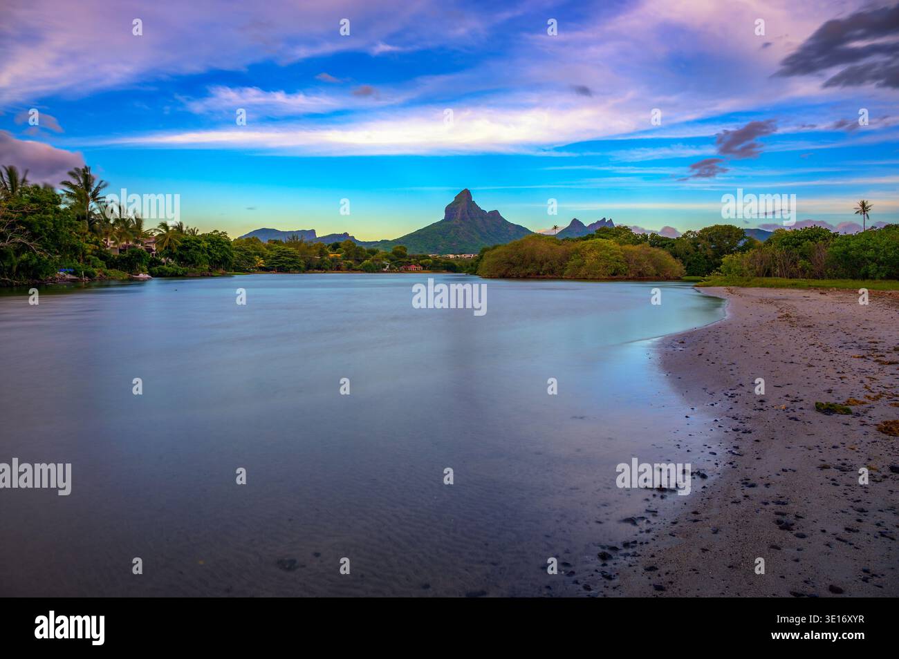 Vista sul monte Rempart da Tamarin Beach, Mauritius Foto Stock