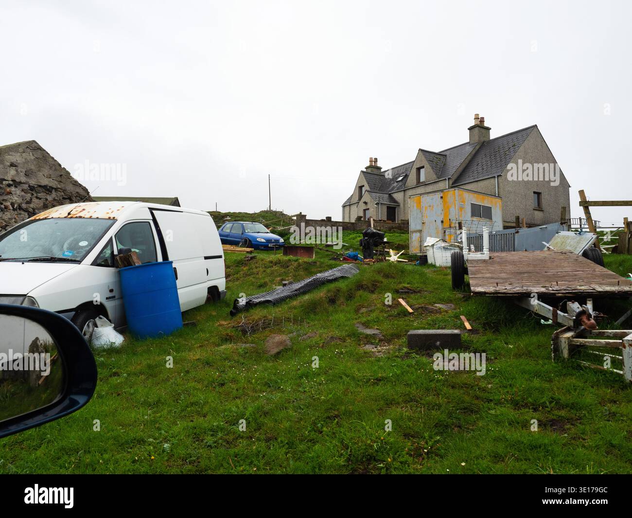 Fattoria disordinata ed edifici vicino a Traigh Ear, North Uist, Ebridi esterne, Scozia, Regno Unito, Masy 2022 Foto Stock