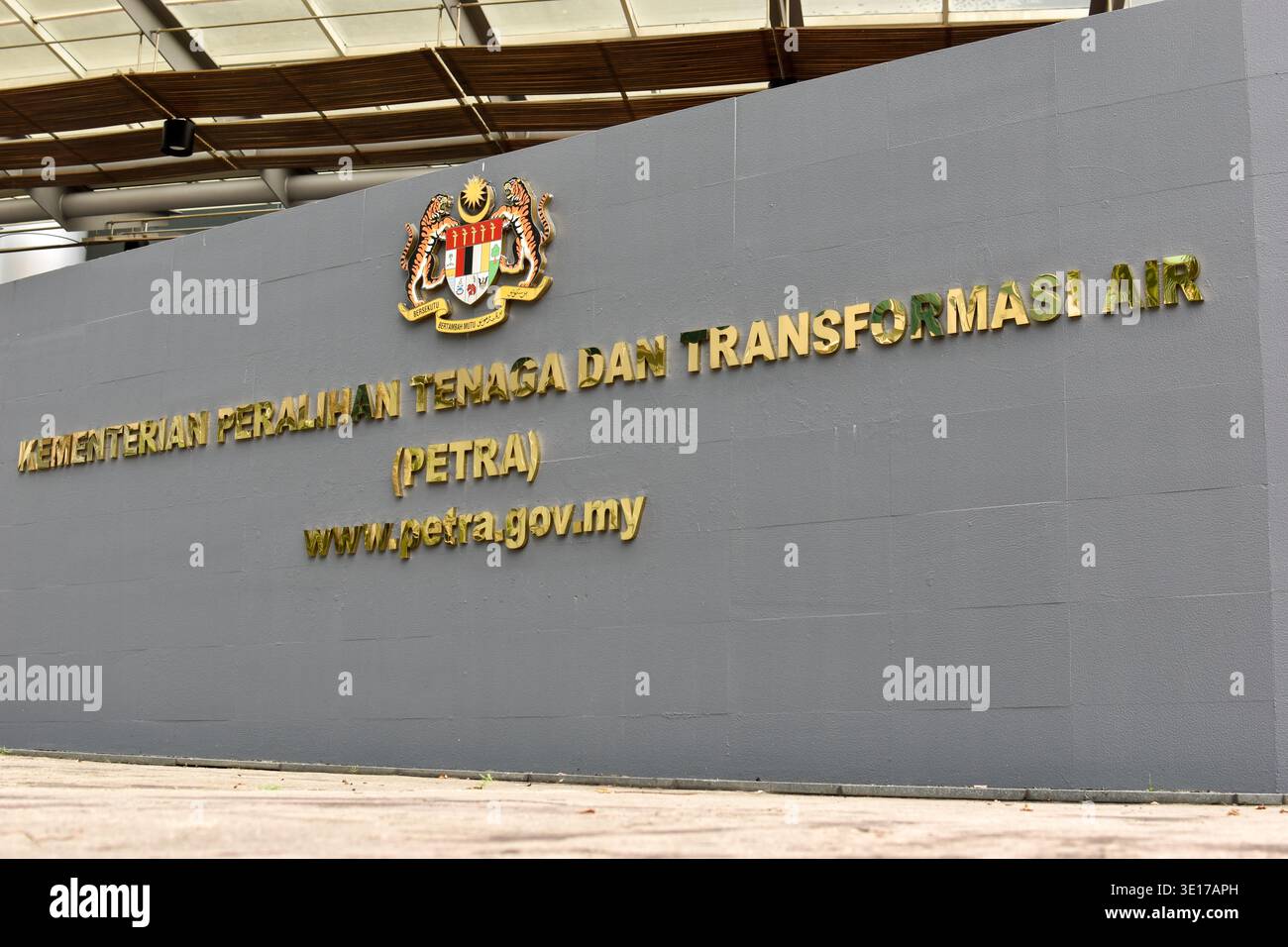 Putrajaya, Malesia - 15 novembre 2025: Cartello di ingresso del ministero DI PETRA con striscione ASEAN Malaysia 2025, stemma ufficiale e moderno pannello di vetro Foto Stock