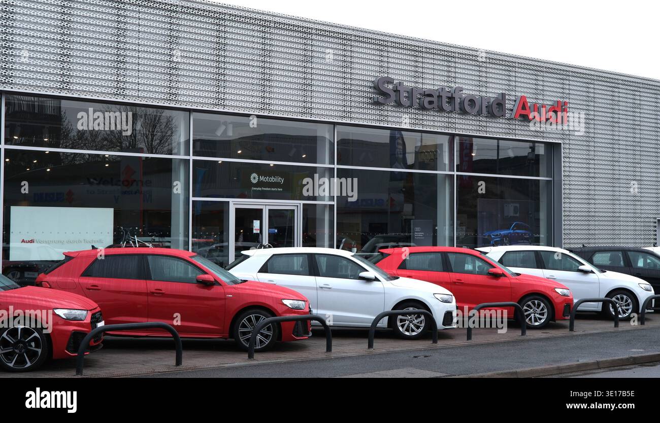Ingresso alla concessionaria Audi con logo a quattro anelli e auto fuori dallo showroom Stratford Audi, Stratford-upon-Avon, Warwickshire, Inghilterra, Regno Unito. Foto Stock