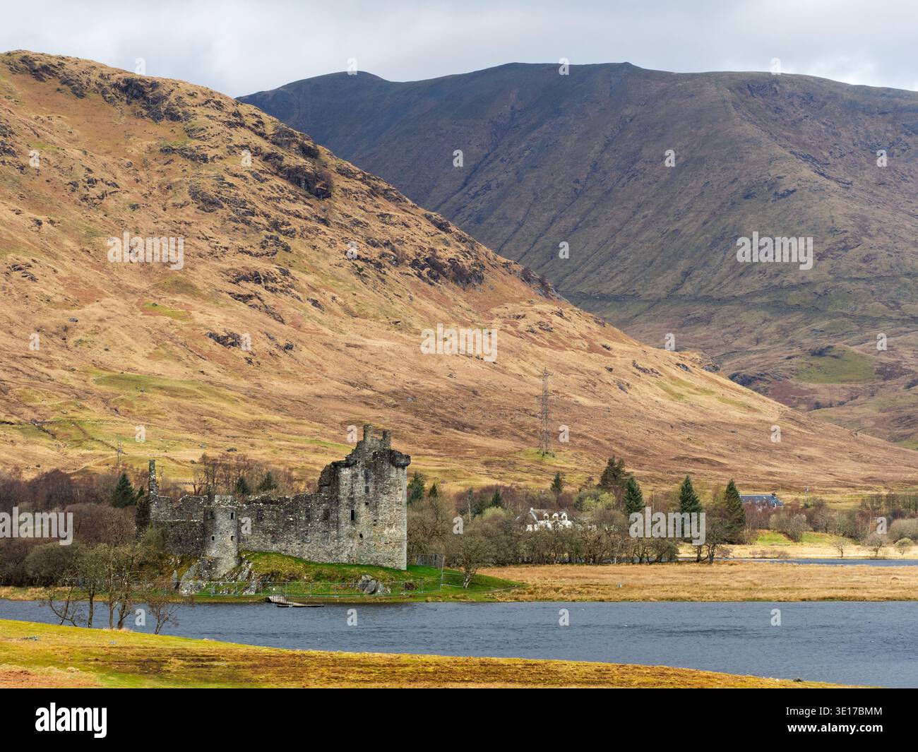 Castello di Kilchurn parzialmente in rovina alla fine del Loch Awe con montagne che si innalzano oltre, Argyll and Bute, Regione delle Highlands, Scozia, Regno Unito, aprile 2024 Foto Stock