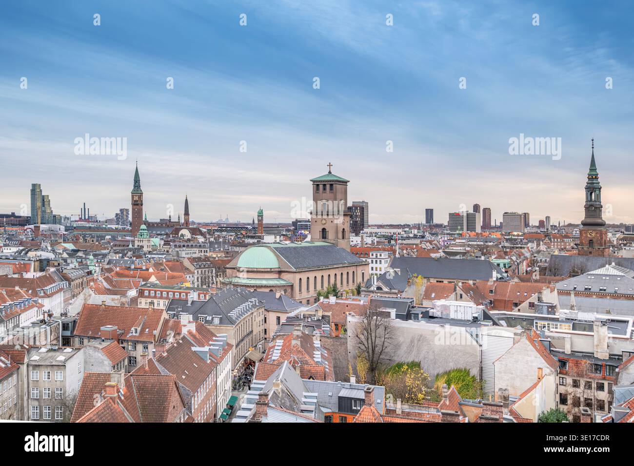 Vista panoramica dello skyline di Copenaghen con tetti rossi e torri storiche Foto Stock