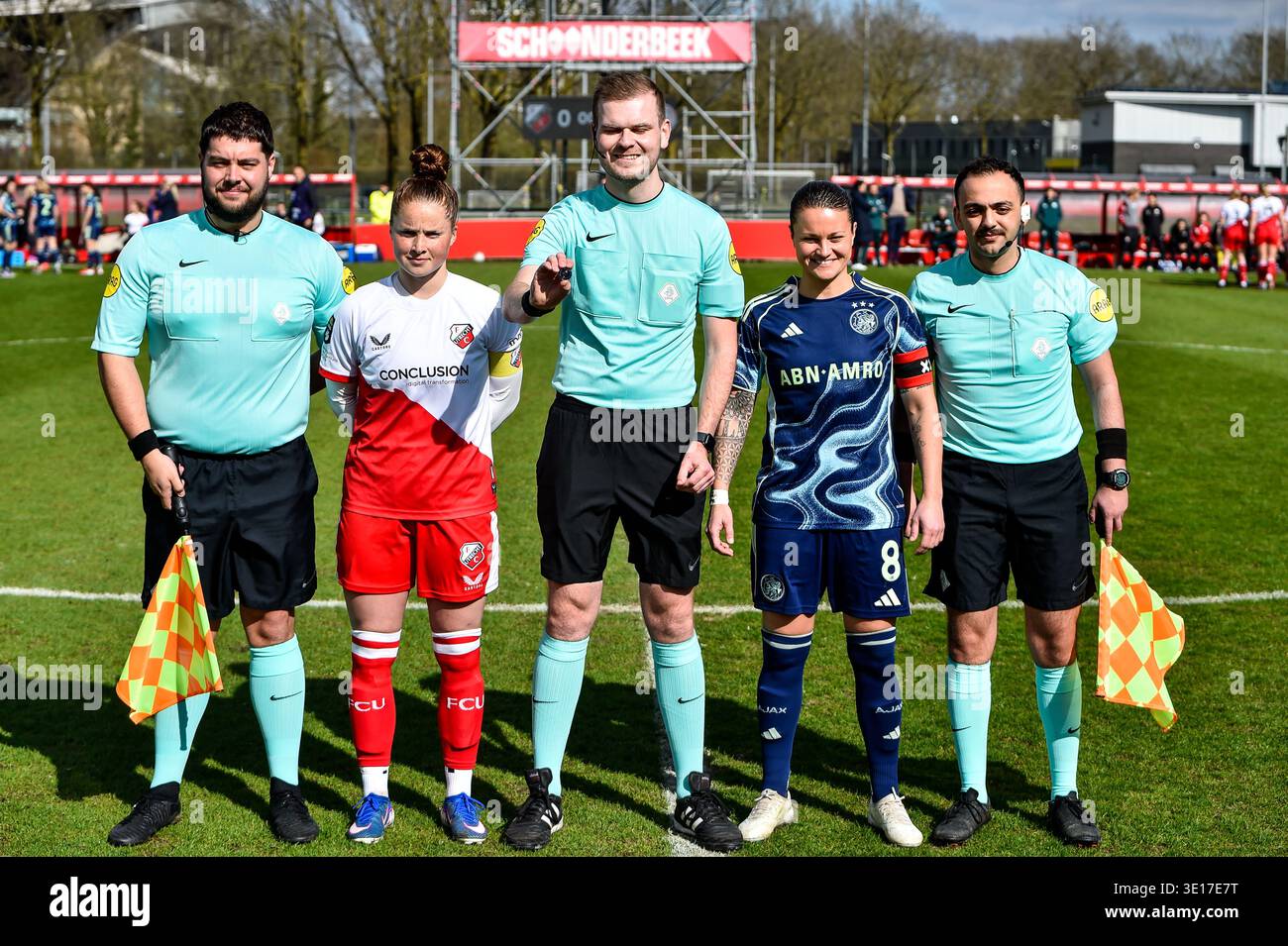 Utrecht, Paesi Bassi. 15 marzo 2026. UTRECHT, PAESI BASSI - 15 MARZO: Nikita Tromp dell'FC Utrecht, Niels Cremers della KNVB e Sherida Spitse dell'AFC Ajax lancio speciale della moneta durante l'Eurojackpot olandese Eredivisie match tra FC Utrecht e AFC Ajax allo Sportpark Zoudenbalch il 15 marzo 2026 a Utrecht, Paesi Bassi. (Foto di Edwin J.H. de Vries/Orange Pictures) credito: Orange Pics BV/Alamy Live News Foto Stock