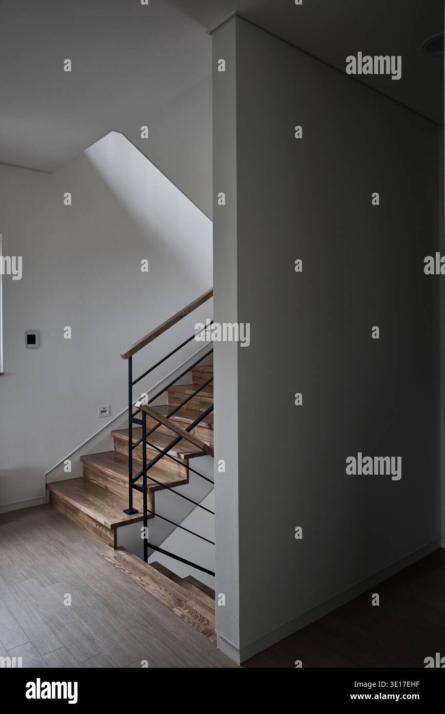 Scala scura con forte luce del giorno. Foto Stock