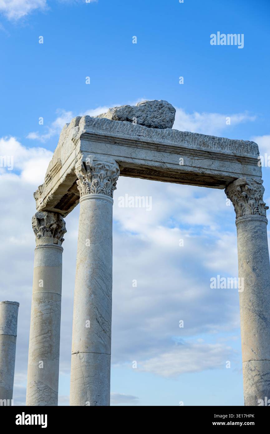 Antiche rovine di Laodicea, vicino a Denizli, Turchia. Colonne maestose e intricate incisioni mostrano la ricca storia e il significato archeologico di Foto Stock