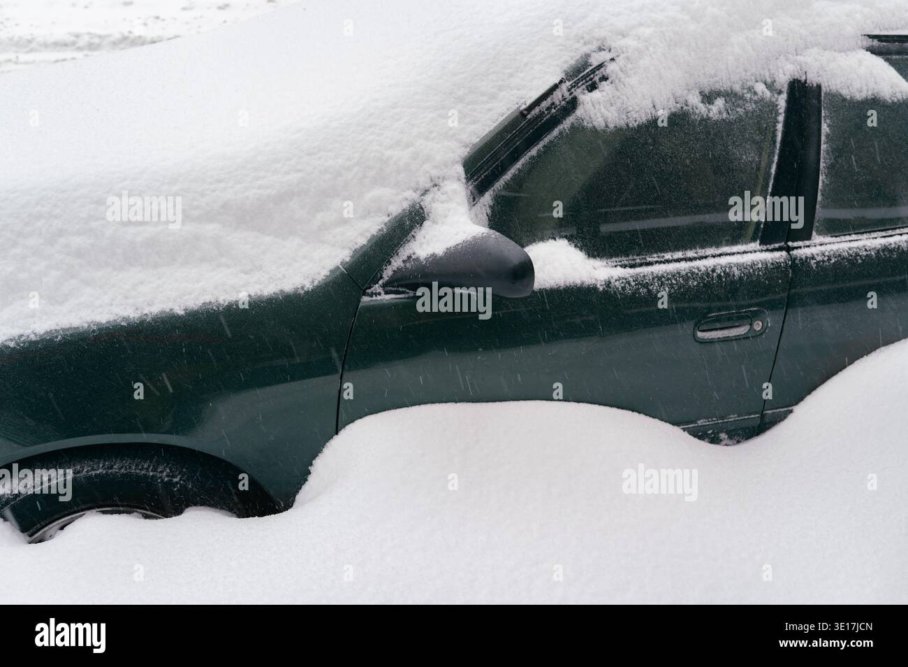 Un'auto a Brooklyn, Stati Uniti, sepolta sotto uno spesso strato di neve dopo una forte tempesta invernale. La scena innevata cattura la quiete e la quiete di un vento freddo Foto Stock